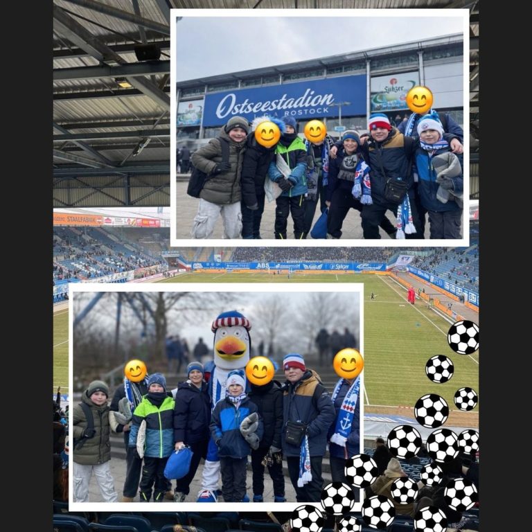 Kindergruppe des Wittower Sportvereins beim Fußballstadionbesuch im Ostseestadion Rostock mit Vereinsmaskottchen.